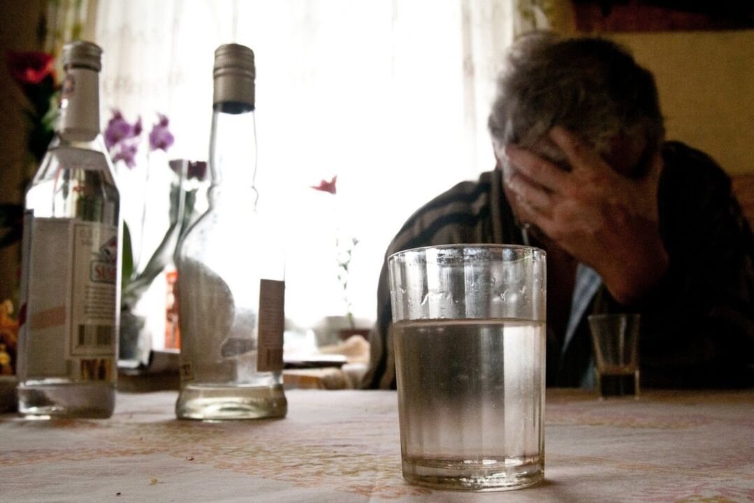 Brak kontroli nad ilością wypijanego alkoholu jest oznaką rozwoju alkoholizmu