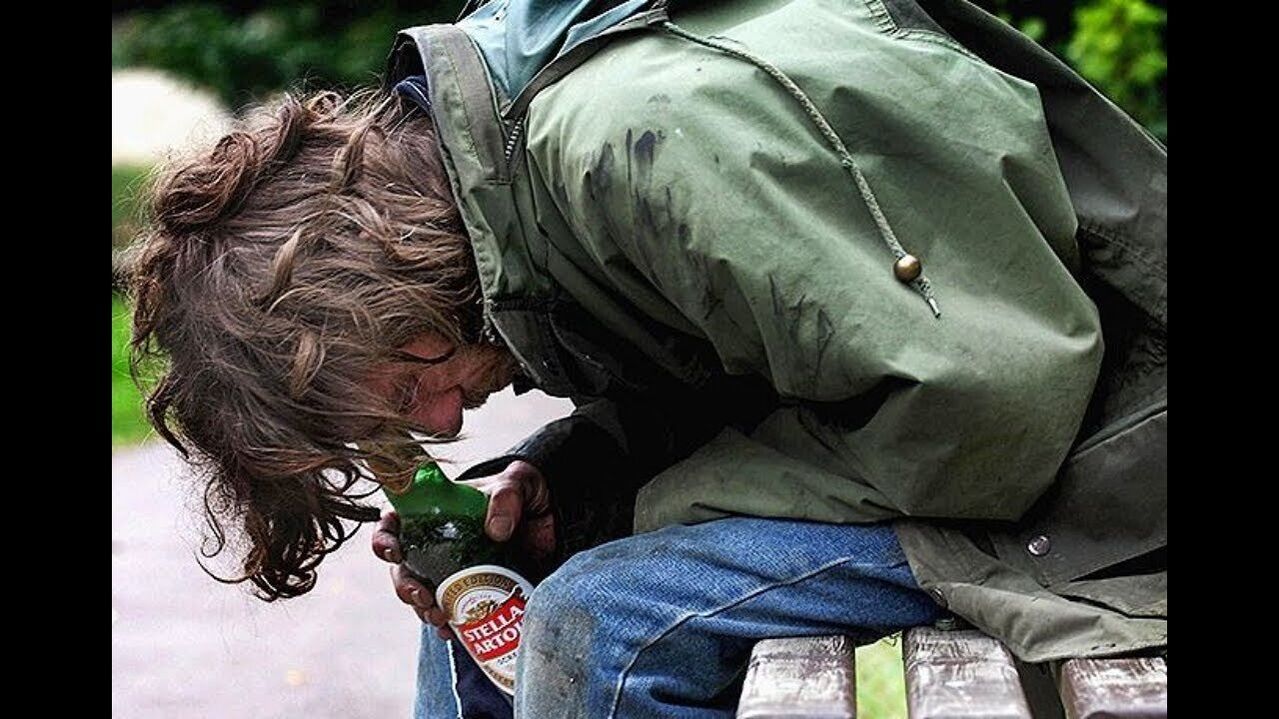 Marginalny styl życia jest konsekwencją męskiego alkoholizmu