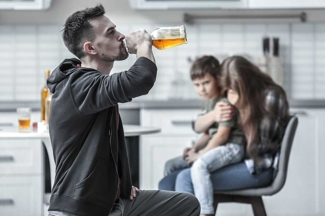 Męski alkoholizm może zniszczyć rodzinę